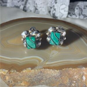 VINTAGE GREEN ONYX STERLING SILVER SCREW BACK EARRINGS